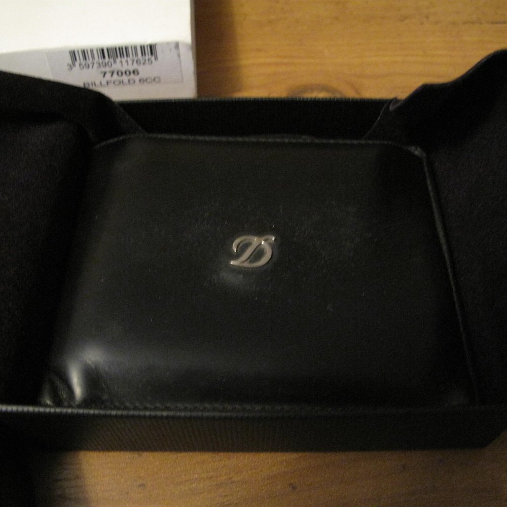 ST Dupont Men's Wallet with Authenticity Certificate and original packag…